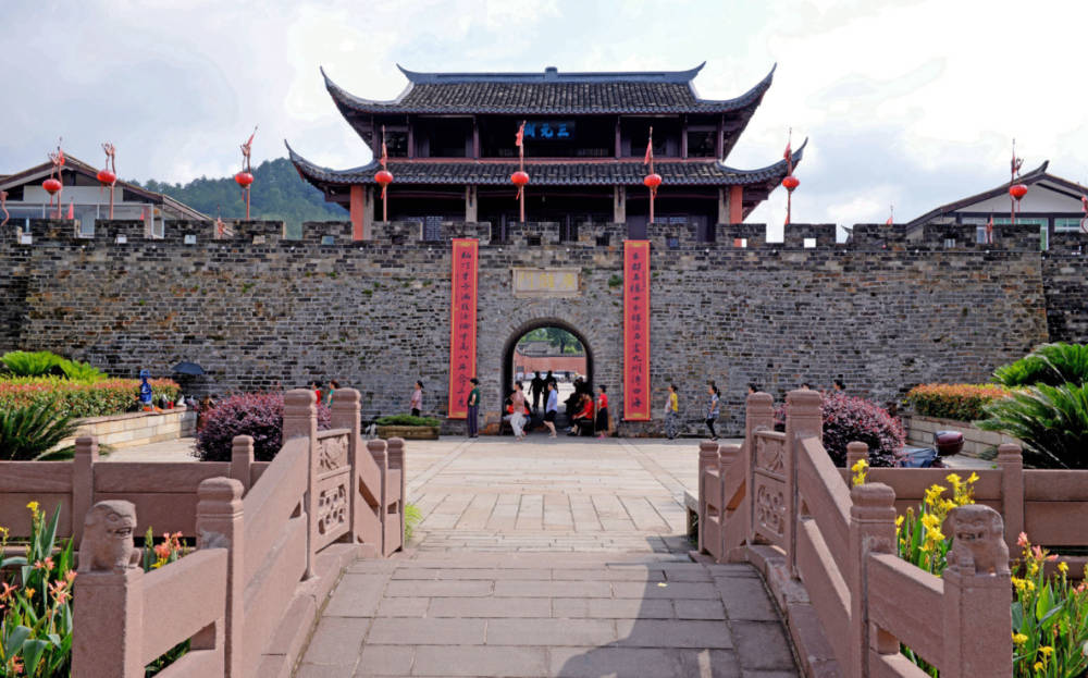 Tour des remparts du Pavillon de Trois Yuans
