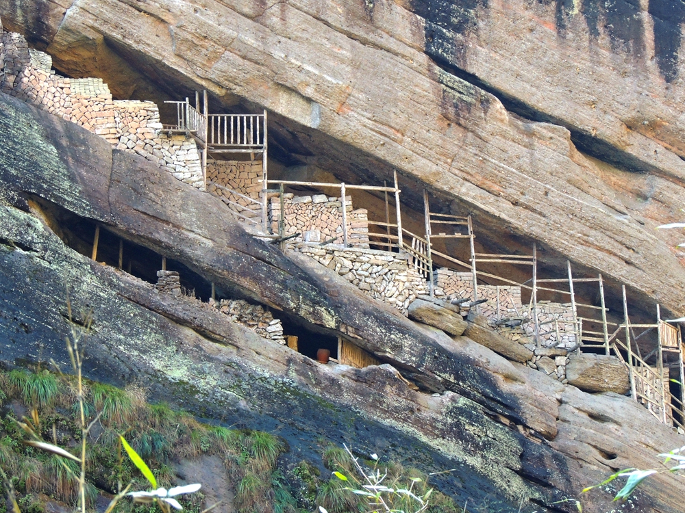 Les vestiges des anciennes habitations en falaise des cimes de Danxia