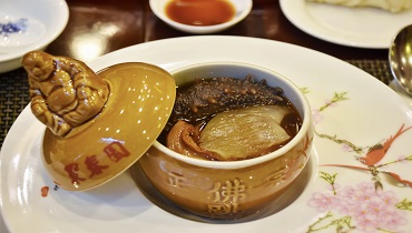 The cooking technique of a great dish "fotiaoqiang" (Buddha Jumping over the wall) in Ju Chun Yuan Restaurant