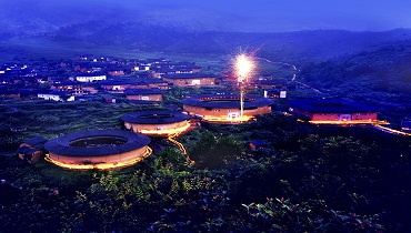 La belle vue nocturne de l'ensemble de Tulou de Chuxi du Fujian